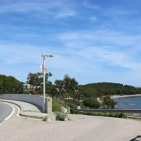 Luxury 4 Bed Apartment On Coastal Footpath At Cap Ras Llança Esterno foto